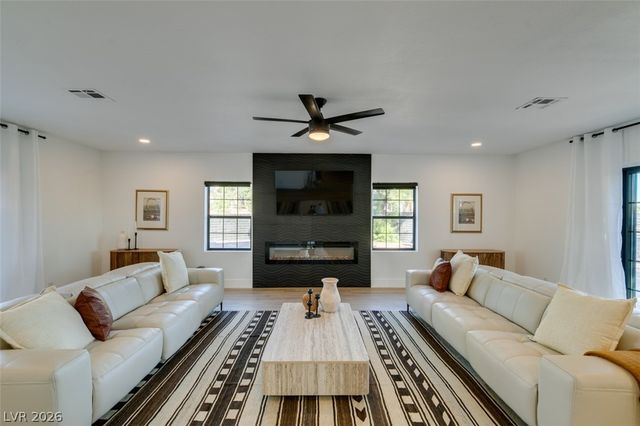 1860 Ski Slope Circle, Las Vegas, NV 89117