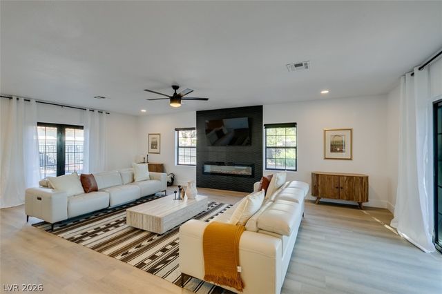 1860 Ski Slope Circle, Las Vegas, NV 89117