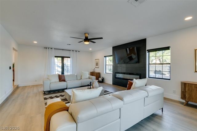 1860 Ski Slope Circle, Las Vegas, NV 89117