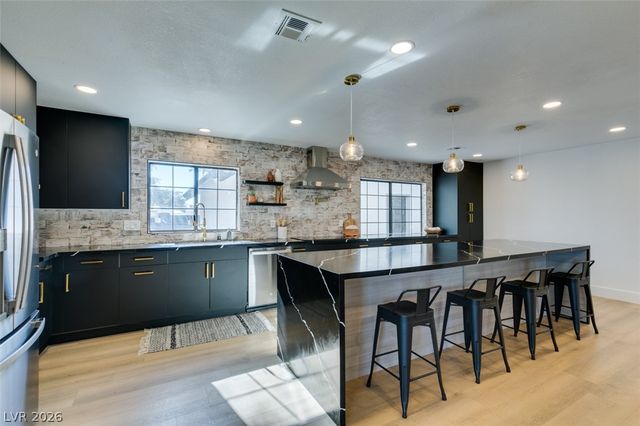 1860 Ski Slope Circle, Las Vegas, NV 89117