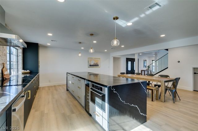 1860 Ski Slope Circle, Las Vegas, NV 89117