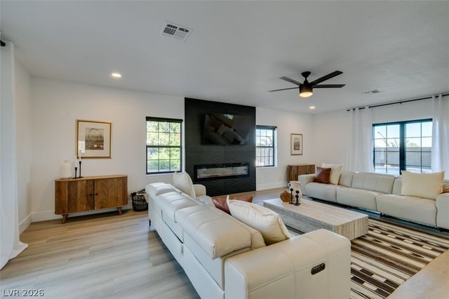 1860 Ski Slope Circle, Las Vegas, NV 89117