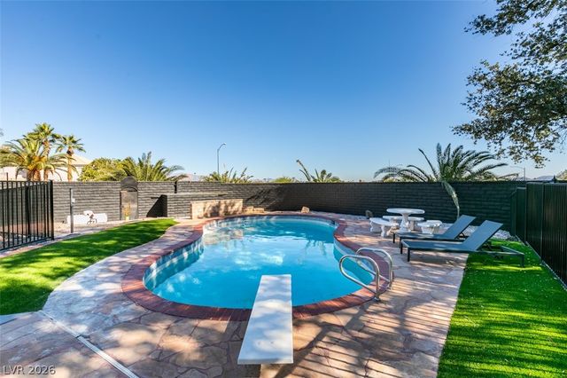 1860 Ski Slope Circle, Las Vegas, NV 89117