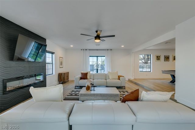 1860 Ski Slope Circle, Las Vegas, NV 89117