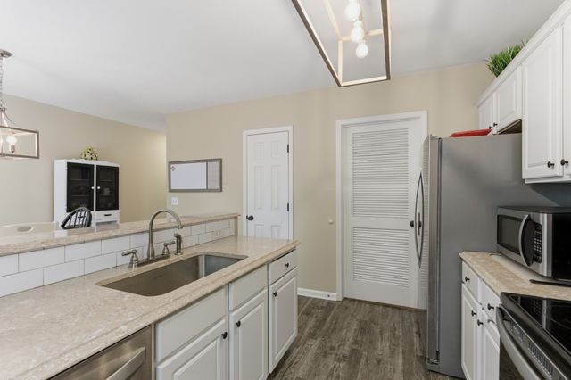 7241 Highway 70 S Apt 214, Nashville, TN 37221