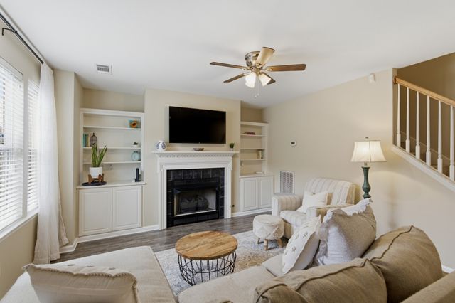 7241 Highway 70 S Apt 214, Nashville, TN 37221