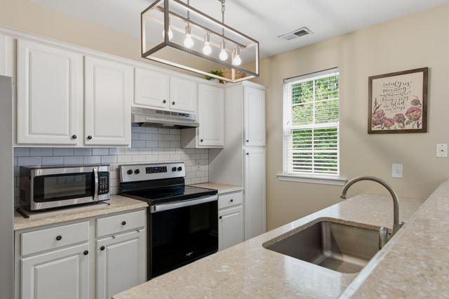 7241 Highway 70 S Apt 214, Nashville, TN 37221