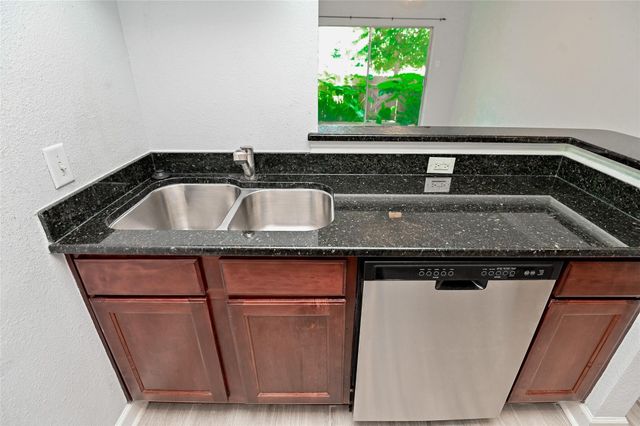 4515 Briar Hollow Place 112, Houston, TX 77027