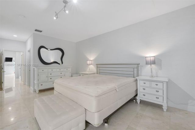 18450 NE 30th Place, Aventura, FL 33160