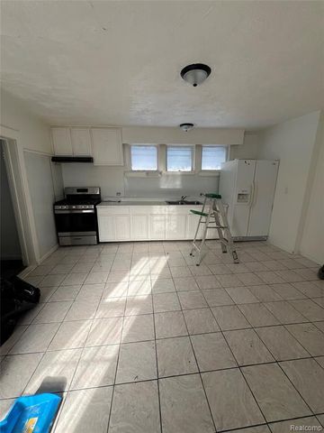 3137 S Washington Avenue, Saginaw, MI 48601