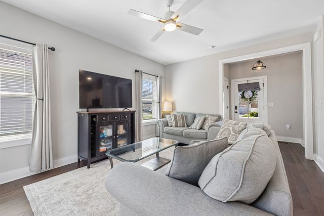 20 Sycamore Rdg, W, Burns, TN 37029