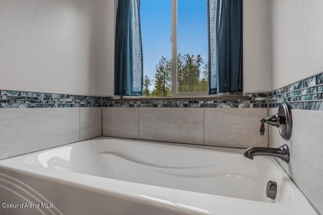 1009 Outback Loop, Spirit Lake, ID 83869