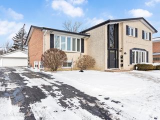 16W680 57th Street, Clarendon Hills, IL 60514