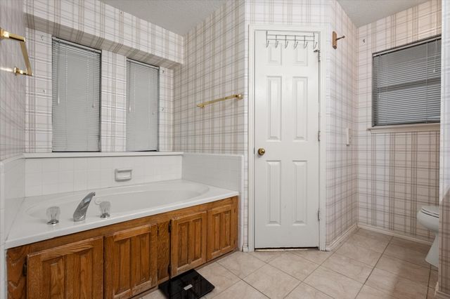 817 Fondren Drive, Arlington, TX 76001