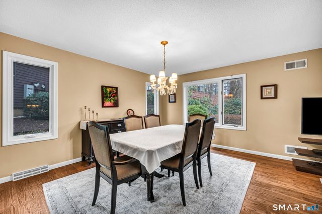 8 Ironwood Road, West Hartford, CT 06117