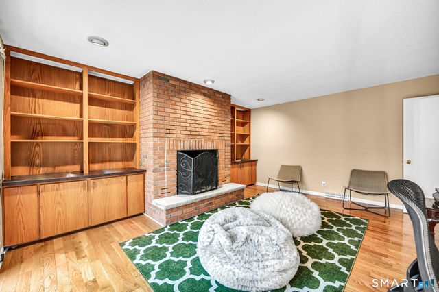 8 Ironwood Road, West Hartford, CT 06117