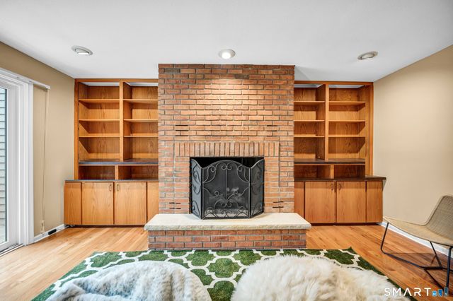 8 Ironwood Road, West Hartford, CT 06117