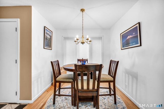 8 Ironwood Road, West Hartford, CT 06117