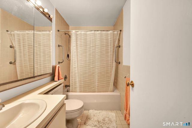 8 Ironwood Road, West Hartford, CT 06117