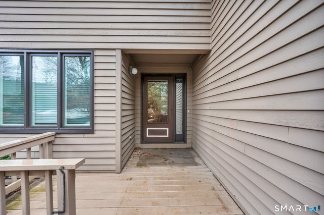 8 Ironwood Road, West Hartford, CT 06117