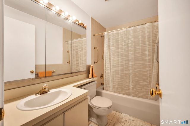 8 Ironwood Road, West Hartford, CT 06117