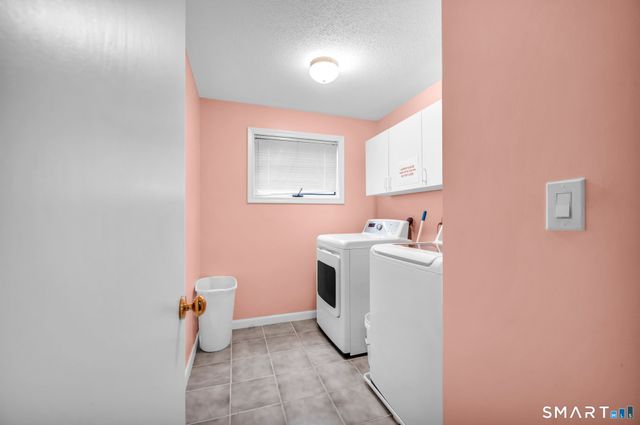 8 Ironwood Road, West Hartford, CT 06117