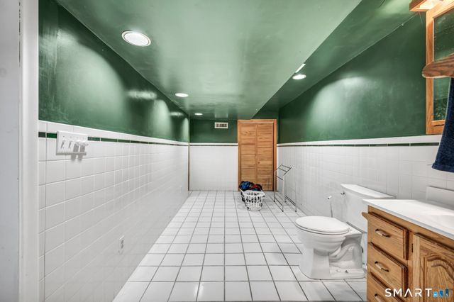 8 Ironwood Road, West Hartford, CT 06117