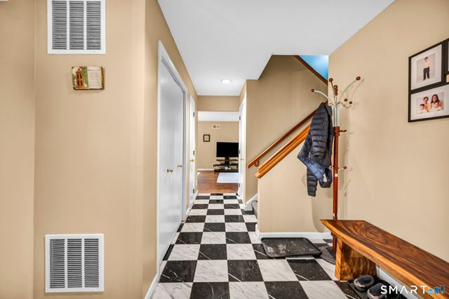 8 Ironwood Road, West Hartford, CT 06117