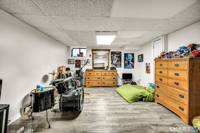 8 Ironwood Road, West Hartford, CT 06117