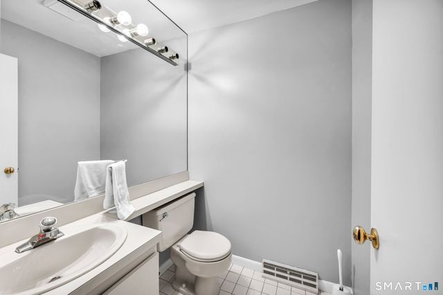 8 Ironwood Road, West Hartford, CT 06117