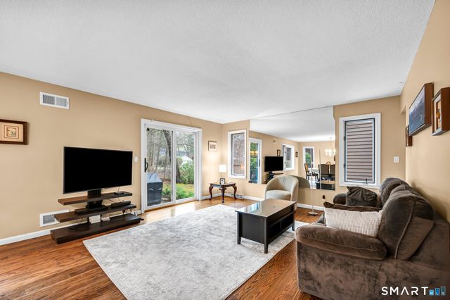 8 Ironwood Road, West Hartford, CT 06117