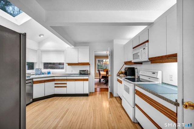 8 Ironwood Road, West Hartford, CT 06117