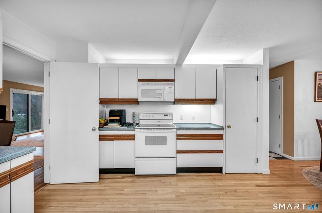 8 Ironwood Road, West Hartford, CT 06117