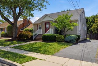 2 Oakwood Place, North Brunswick, NJ 08902