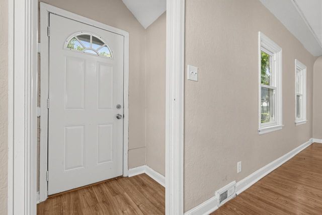 5521 N 33rd St Milwaukee, Milwaukee, WI 53209