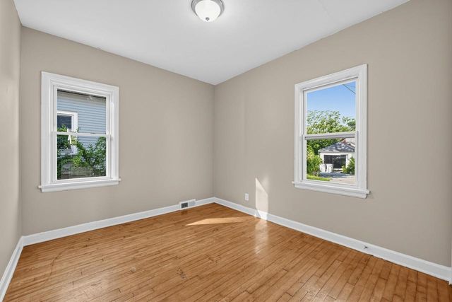 5521 N 33rd St Milwaukee, Milwaukee, WI 53209