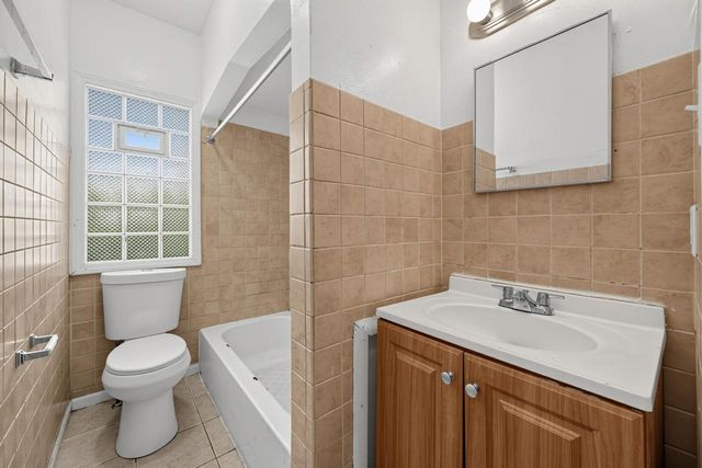 5521 N 33rd St Milwaukee, Milwaukee, WI 53209