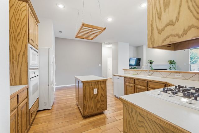 817 Huebner Way, Burleson, TX 76028