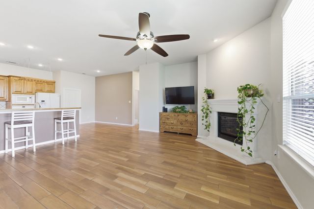 817 Huebner Way, Burleson, TX 76028