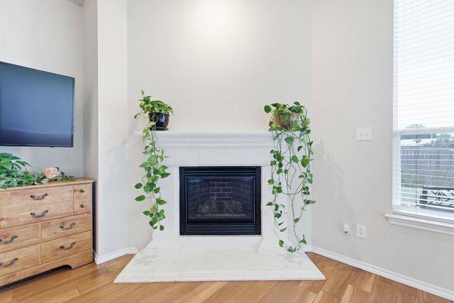 817 Huebner Way, Burleson, TX 76028