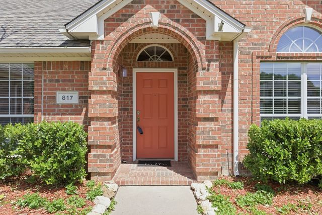 817 Huebner Way, Burleson, TX 76028