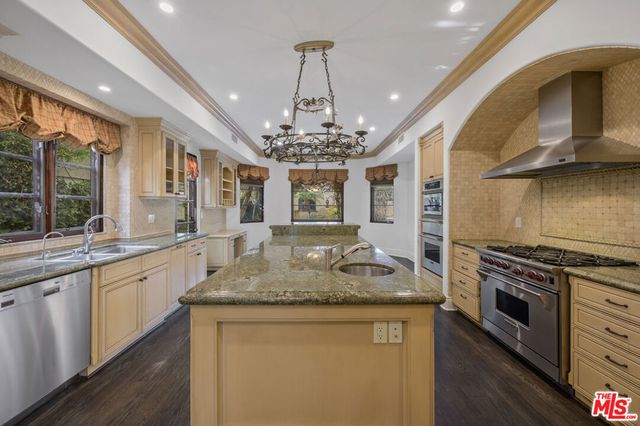 305 N Palm Drive, Beverly Hills, CA 90210