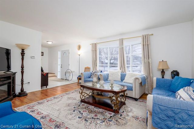 1286 Sherbourne Drive, Dearborn Heights, MI 48127