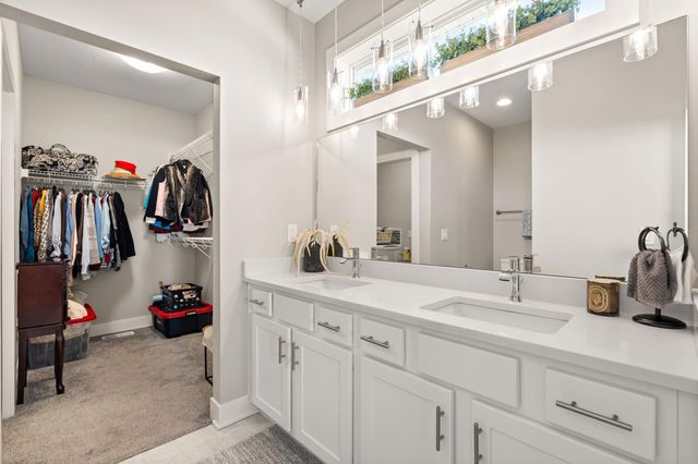 15005 Springbrook Trail, Urbandale, IA 50323