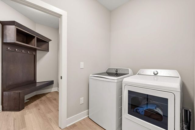 15005 Springbrook Trail, Urbandale, IA 50323