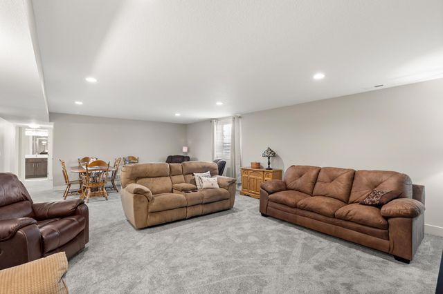 15005 Springbrook Trail, Urbandale, IA 50323