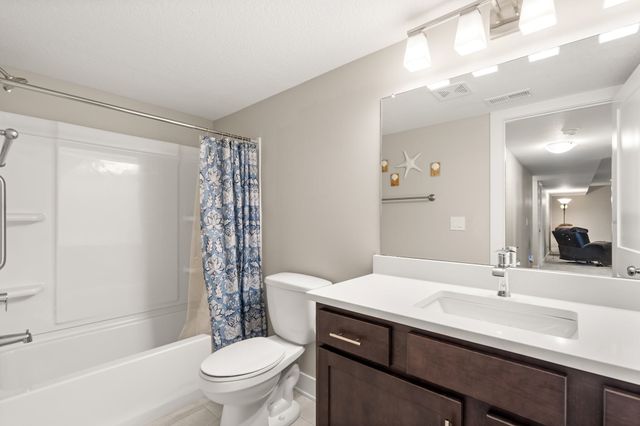 15005 Springbrook Trail, Urbandale, IA 50323