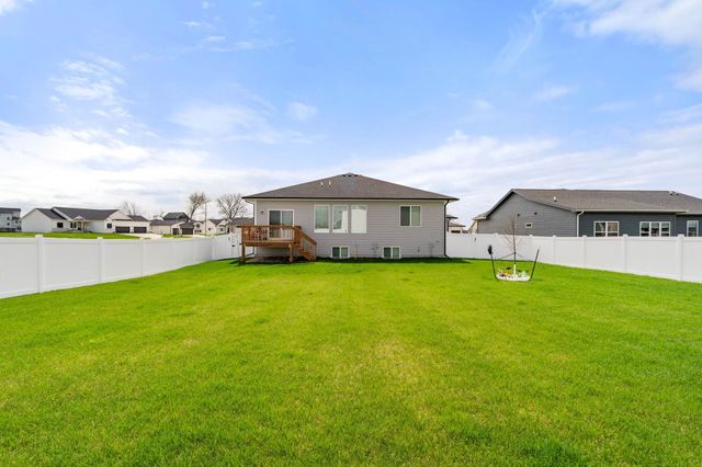 15005 Springbrook Trail, Urbandale, IA 50323