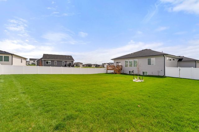 15005 Springbrook Trail, Urbandale, IA 50323