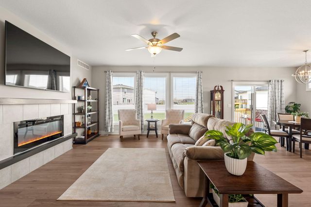 15005 Springbrook Trail, Urbandale, IA 50323